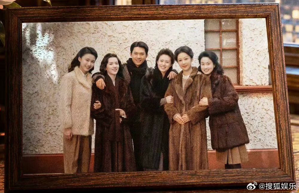 Yvonne55771249's tweet photo. #TheWayYouComeBack  release Mid-Autumn festival poster 
‘Half a lifetime of trials and tribulations, a single photograph holds Dong Zhujun's endless longing. When life returns to its ordinary rhythm , may we spend more moments together’
#YangZi acting as Dong Zhujun https://t.co/sY34bEGmZ9