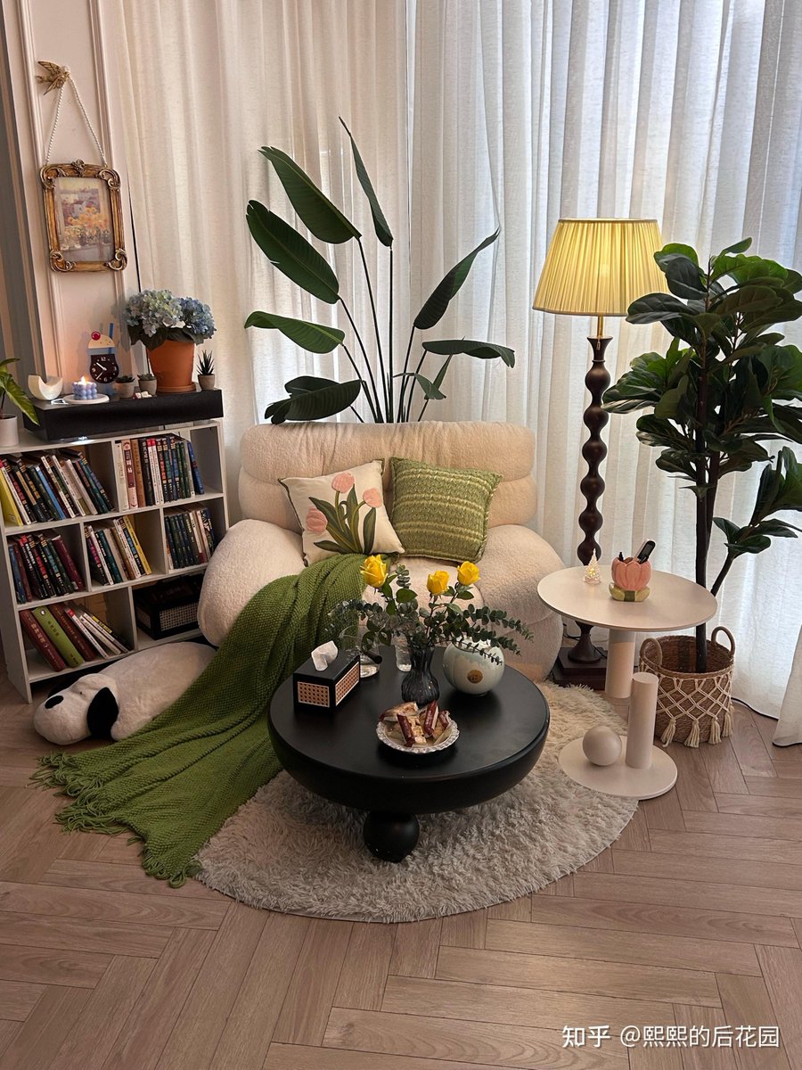 Kimkihyun838521's tweet photo. This cozy corner is perfectly furnished with warm, gently arranged items, no messy or overly cramped stuff—just a nice, unhurried vibe. https://t.co/gDGAKHJoVF