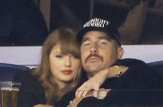 xkissallthetime's tweet photo. CLEVELAND! SIENDO UNA CANCIÓN PARA DECIRLE A TODOS LOS QUE ODIAN SU RELACIÓN CON TRAVIS, GRITÁNDOLES EN LA CARA LO CONTENTA QUE ESTÁ PORQUE FINALMENTE ENCONTRÓ A ALGUIEN QUE NO LA ENCUENTRA “INSOPORTABLE”, Y PUEDEN ODIAR TODO LO QUE QUIERAN ÉL ES EL AMOR DE SU VIDA https://t.co/oZwXhHvPQA
