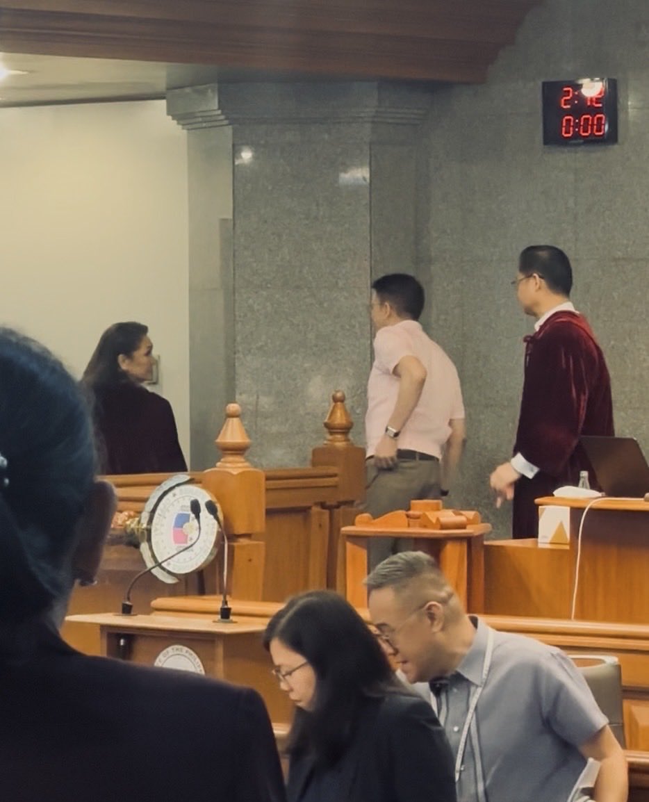 WinRiOFC's tweet photo. kuhang-kuha ako ng paglingon 🤭

(salamat sa nagsend! gusto niyo ba raw ‘yung video?) https://t.co/hci2RBWGw1
