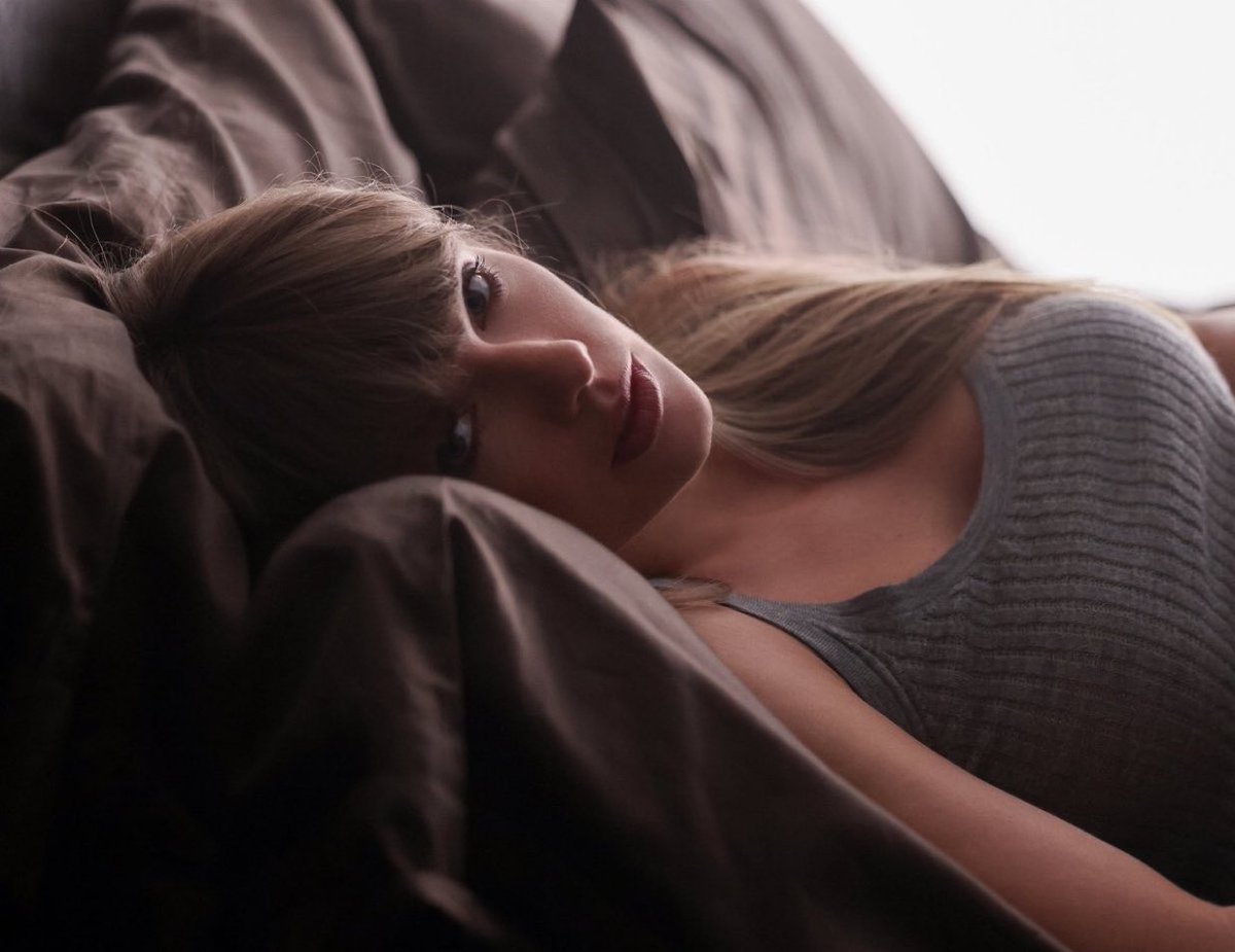 taylorswiftbr's tweet photo. TAYLOR SWIFT. https://t.co/atedYez2AH