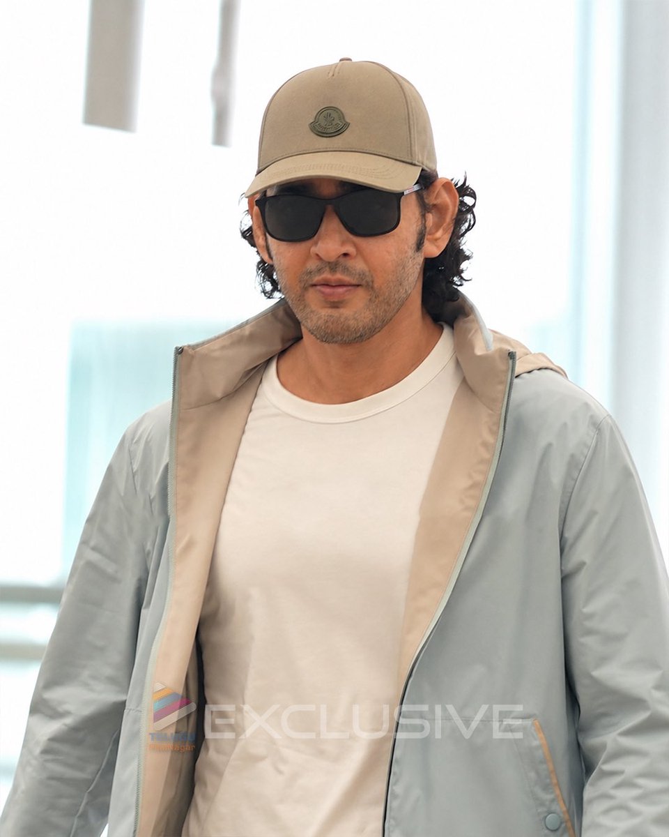telugufilmnagar's tweet photo. Superstar’s stylish clean-shaven look is all things suave! 😎

#SSMB Spotted in Hyd Airport after wrapping up the shoot of #Varanasi! 🔥

#MaheshBabu #SuperstarMaheshBabu #TeluguFilmNagar https://t.co/wHFh91l2vj