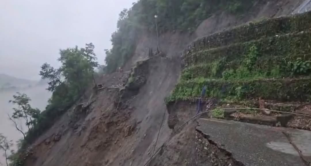 itsmemahes's tweet photo. Krishna Bhir road section is experiencing downslope sliding due to continuous heavy rainfall. The uphill cut slope remains stable for now, with direct rainfall infiltration temporarily controlled using tarpaulin covers. https://t.co/RogGzJbhUk