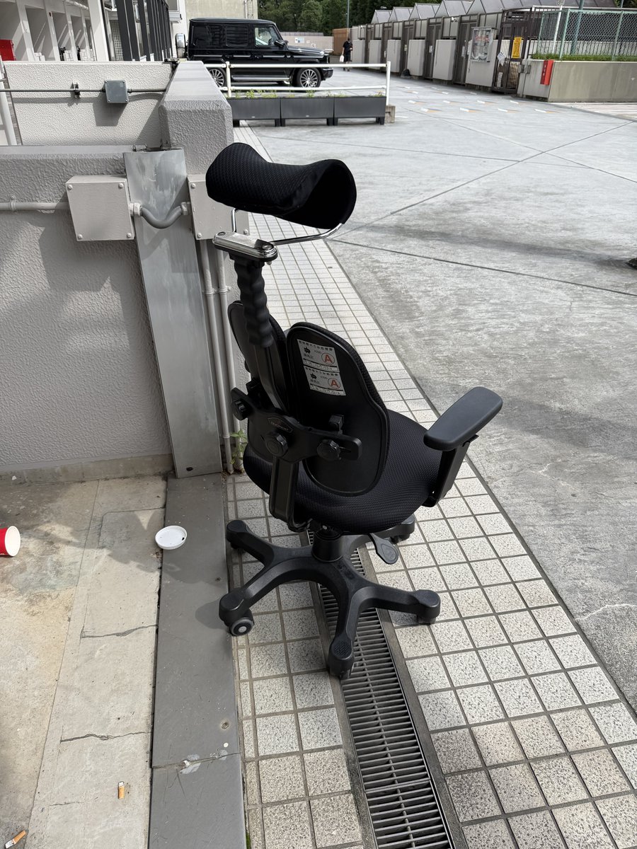 sumimachine's tweet photo. 捨てられた椅子に座るシリーズNo.3766。 https://t.co/s56QoWnehG
