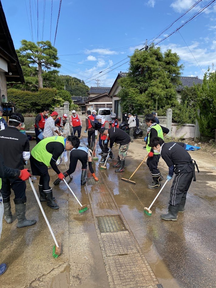 motto_ishikawa's tweet photo. ／
ボランティアの皆様に感謝🙇
＼

シルバーウィークの5日間で1,400人を超える方々が災害ボランティアに参加！
企業単位でのご協力も！
本当にありがとうございます✨

（ご協力いただいた企業）
・北陸電力株式会社
・NTT西・ドコモ・ドコモビジネス
・株式会社システムサポート
・柳昌建設株式会社
※県や市町社会福祉協議会に20人以上の団体でご参加いただいた企業を掲載