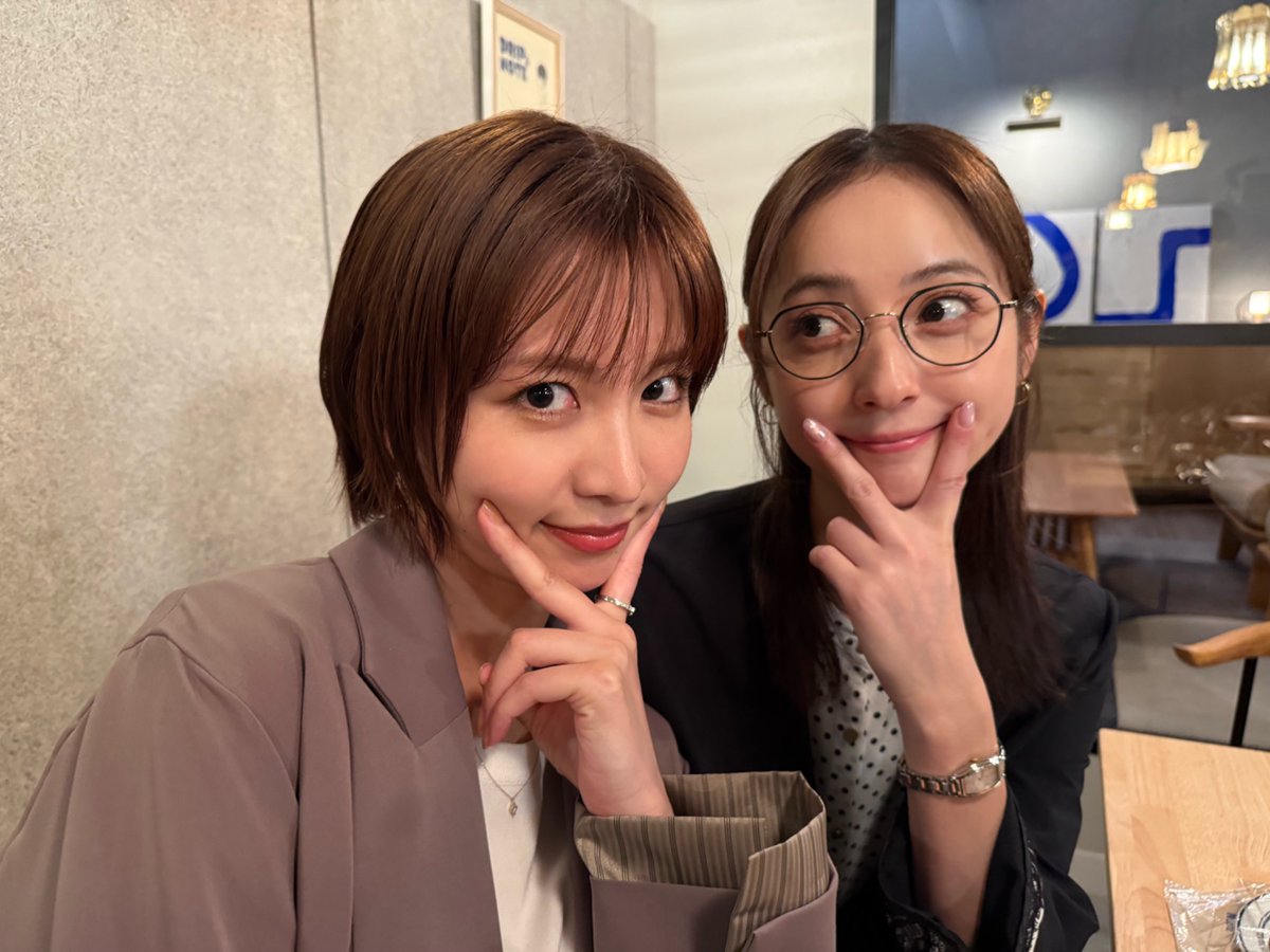 kokuhaku_ntv's tweet photo. 【TVer配信は※あす9/26(土)20:59まで】

麻里子（岡崎紗絵）と泉（佐々木希）
あごピース ◾️𝐨𝐟𝐟 𝐬𝐡𝐨𝐭◾️

▼1〜3話+最終回のTVer配信は
※9/26(土)20:59まで
https://t.co/Redj53mKLy

▼Huluほかで全話配信中
https://t.co/zy3JfpuAzT

※Huluでは『ルポ・あの日の真実』も配信中
本編の事件から4年後、関係者たちを取材
麻里子や泉は何を語る…!?

#土ドラ告白 主演：松村北斗