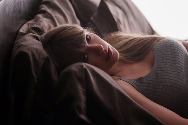 augsvttw's tweet photo. swifties que estão acordados NOTAS PARA ESSE DELUXE DO SHOWGIRL!! https://t.co/vDMwbYzmnc