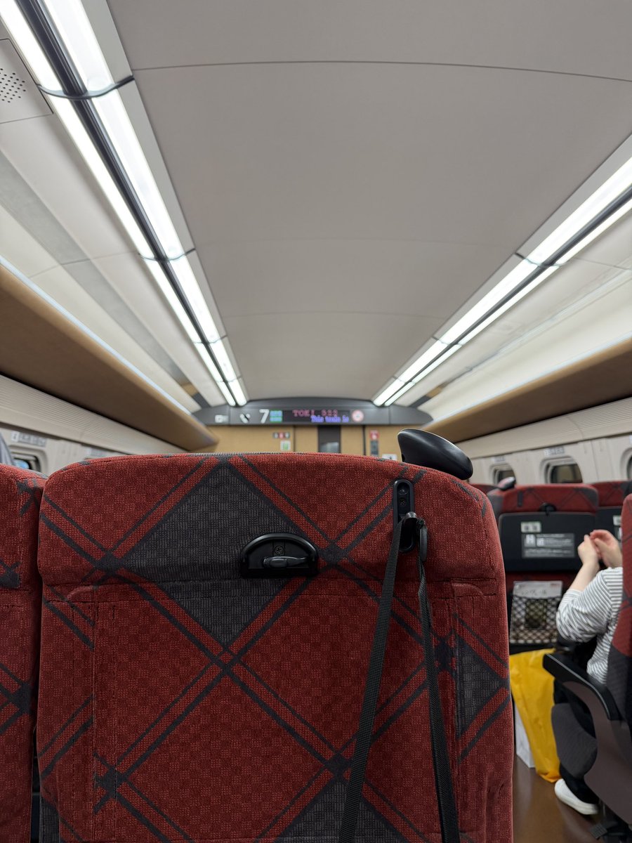 SOCIO34050's tweet photo. やはり乗り物は新幹線、飛行機、高速バスに限らず通路側がいい。
トイレ行くのにいちいち隣の席を気にしなくていい https://t.co/T3DSrgQZ6g