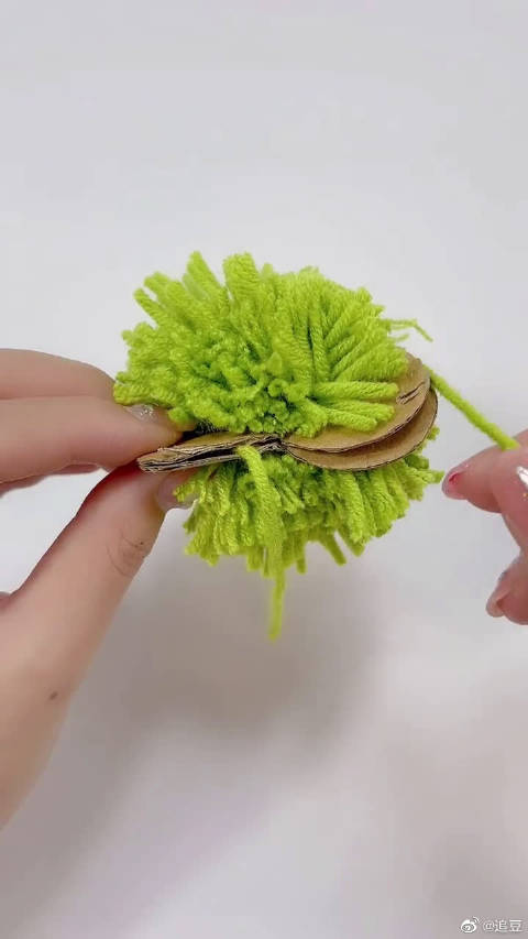 RoslynShurtleff's tweet photo. [Just finished my first DIY resin keychain! It’s got tiny pressed wildflowers from my garden – feels like carrying a little piece of summer with me everywhere  #DIYCrafts #ResinArt] https://t.co/SmDdfaM5mr