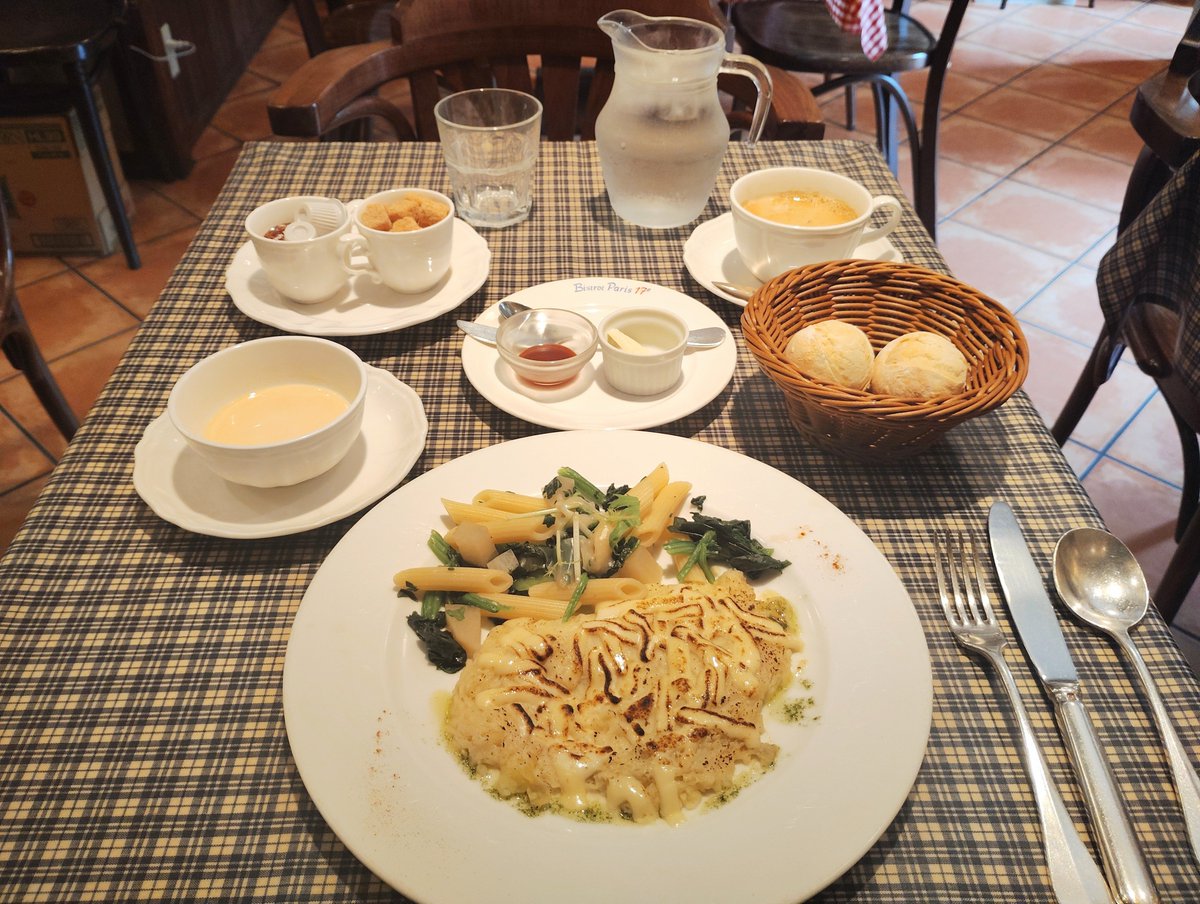 bonesetterYND's tweet photo. 関内『ビストロパリ17区』

タラとじゃが芋のチーズ焼き1000円コーヒー150円
創業26年相生町通り「横浜馬車道に小さなパリがある」のフレンチビストロ。ランチはキッシュが2種・肉・魚メインからチョイス。 芋と和えたすり身の鱈にトロッと溶けたチーズ✨自家製パンにはキャラメルソース👍✨ https://t.co/q7iqZtTZ9P