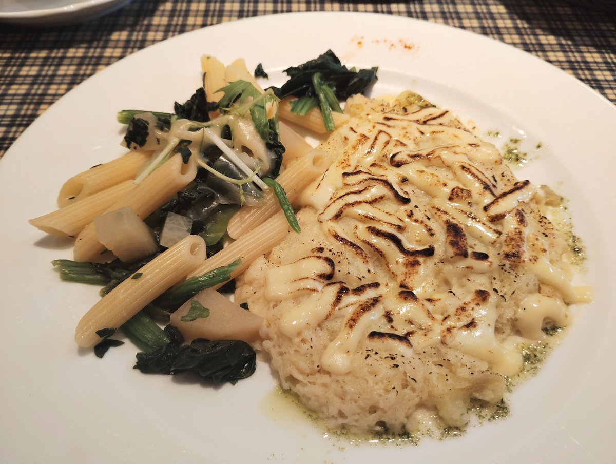 bonesetterYND's tweet photo. 関内『ビストロパリ17区』

タラとじゃが芋のチーズ焼き1000円コーヒー150円
創業26年相生町通り「横浜馬車道に小さなパリがある」のフレンチビストロ。ランチはキッシュが2種・肉・魚メインからチョイス。 芋と和えたすり身の鱈にトロッと溶けたチーズ✨自家製パンにはキャラメルソース👍✨ https://t.co/q7iqZtTZ9P