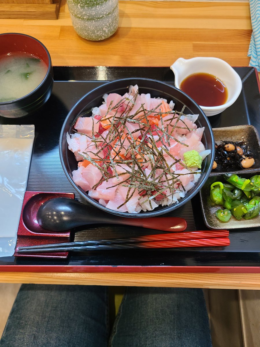 mikabbdae0426's tweet photo. マリンキッチンなごみ食べたかった賄い丼が日替りだったのでお得に食べられた✨お魚新鮮でたっぷり入ってる、お味噌汁も美味しくて満足です👍 https://t.co/NQxFrBjF9P