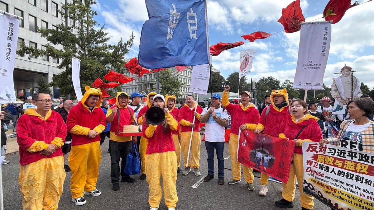QuanLujun's tweet photo. 惊叹❗️2026年9月24日，习近平窜访白宫外现场，第一次见到这么多维尼… https://t.co/Vyd7vH6etC