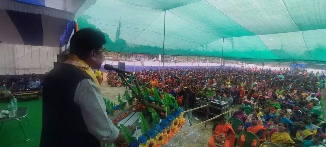 sanjaybpi's tweet photo. PSU bankers have always stood beside customers in the remotest rural areas also.We serve them, support them, &amp; share a bond built on years of trust.
Mutual Trust is earned at the grassroots through genuine service &amp; human connection but not by propaganda.
#BankerCustomerunity https://t.co/AY93jGY8Hk