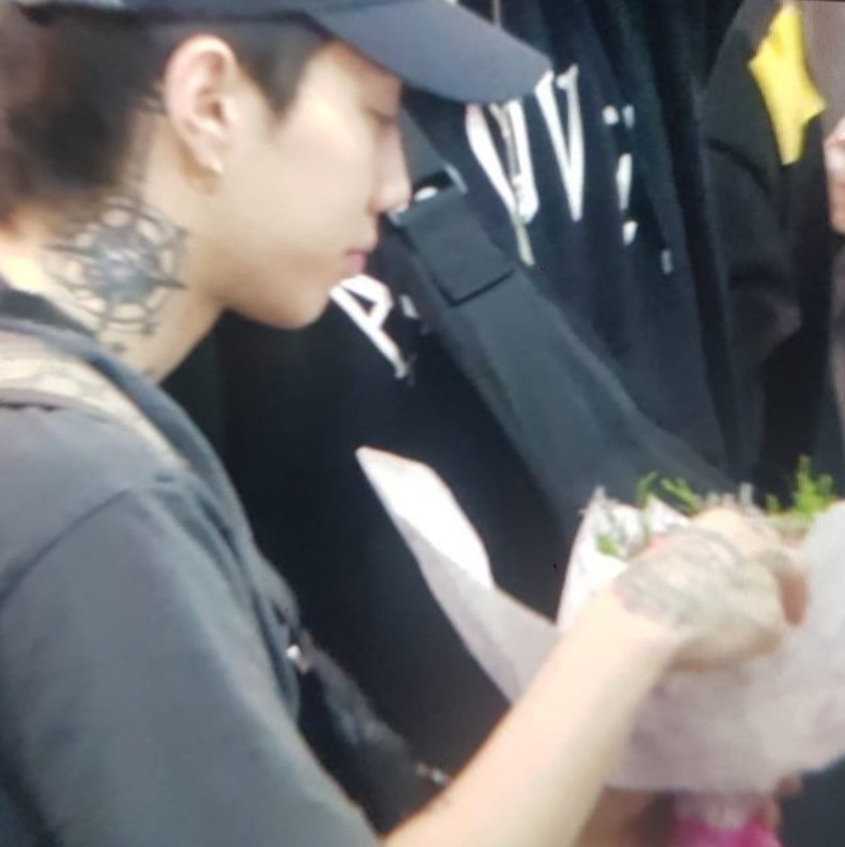 JPARK_ONLY's tweet photo. 박재범꽃냄새맡는거되게좋아하구귀여움.. https://t.co/hyAHctkkD2