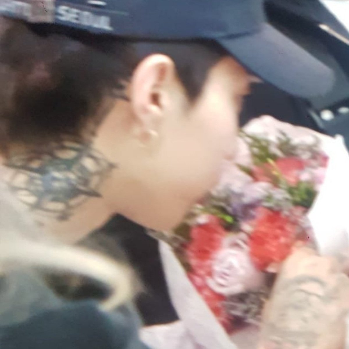 JPARK_ONLY's tweet photo. 박재범꽃냄새맡는거되게좋아하구귀여움.. https://t.co/hyAHctkkD2