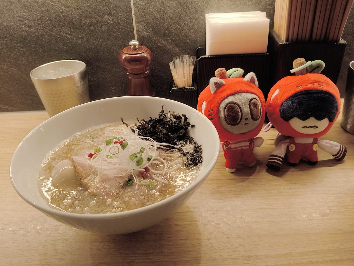 pitomi212's tweet photo. 9/22 🎂💕

💖TON BOX テヒョン席 
    特製塩ラーメン🍜

💖美味しいクラフトビール🍺🤗
    バースデープレートありがとう！

💖インガ
     スタンド1Ｆふかふかシートで快適✨️

トゥバちゃんだらけな最高の誕生日でした〜！
1日付き合ってくれてありがとう🐧💞
さらにお祝いもありがとう〜！😭💓

誕生日に推しに会えるのは初めてで…。
こんな嬉しいことないなっていう記念の日に、隣にいてくれて本当にありがとう🥰
すごく楽しくて幸せな1日だった〜😍✨

て終わると思ったら、まさかの夜中インスタ📷投下されてしぬかと思った😇
なんて事してくれるわけ…？？
誕生日🎁という事で…🤦‍♀️💖

幸せな1日の終わりに、ものすごい📷見ちゃって次の日のミーグリどんな顔したらいいの…？て思ってたけど🤣
絶対狙ってやってるし、そゆとこ含めてテヒョンの全部が好きだ〜って実感した誕生日でした😆💕

https://t.co/7OCPNONxJX