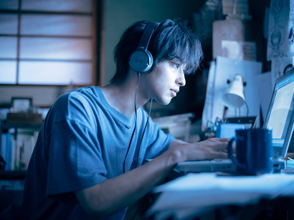 nanji_movie's tweet photo. 𝐏𝐫𝐨𝐝𝐮𝐜𝐭𝐢𝐨𝐧 𝐍𝐨𝐭𝐞⭐︎*･ﾟ
⠀
✦ 盟友
￣￣￣￣
監督・ #藤井道人 × 俳優・ #横浜流星
⠀
『青の帰り道』(18)から日本アカデミー賞3冠を成し遂げた『正体』(24)まで、映画・ドラマ・CM・MVとフィールドを問わずに共闘してきた正真正銘の盟友である二人。
⠀
横浜さんが「一緒にやりたい企画がある」と #凪良ゆう 先生の小説を藤井監督に送ったことから、映画『汝、星のごとく』は始まった。
⠀
藤井監督も、横浜さんの「櫂という役を生きたい」と思う気持ちを受け、こう明かしている。
「瀬々敬久監督の『春に散る』(23)ではボクシング、李相日監督の『国宝』(25)では歌舞伎を習得し、『汝、星のごとく』では15年という長い年月を背負い、映画の中で生きることに挑戦したいのだと。そうした想いが伝わってきて、断る理由はありませんでした」
⠀
▽プロダクションノート全編
https://t.co/LNIpBbwCrP
⠀
#汝星のごとく 10.9(金)公開