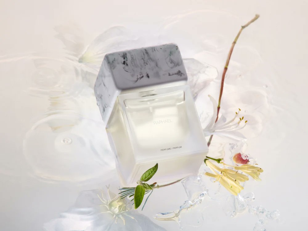 semiperfumer's tweet photo. 【Sora Dora】一人の炭鉱夫の人生を語る記憶の香り「炭鉱夫 ラファエル」が登場

家長ラファエルは、炭鉱夫だった。家族が光の中で生きられるよう、地下で人生を過ごした。夜明けのバイオレット、彼のルーツを刻むアイリス、日暮れに肌を包む温かなムスク。色褪せることのない記憶のような余韻。

トップ｜カルダモンエッセンス、ピンクペッパー、ルバーブ
ボディ｜ナツメグエッセンス、マグノリア、ハニーサックル、イリス
ベース｜ベチバーエッセンス（ハイチ産）、バニラ、ホワイトムスク、シダーウッド（アトラス産）、シダーウッド（バージニア産）、カシュメラン、パチョリエッセンス、アンブロキサン

50ml 35,200円（税込）
発売日｜2026年9月25日（金）