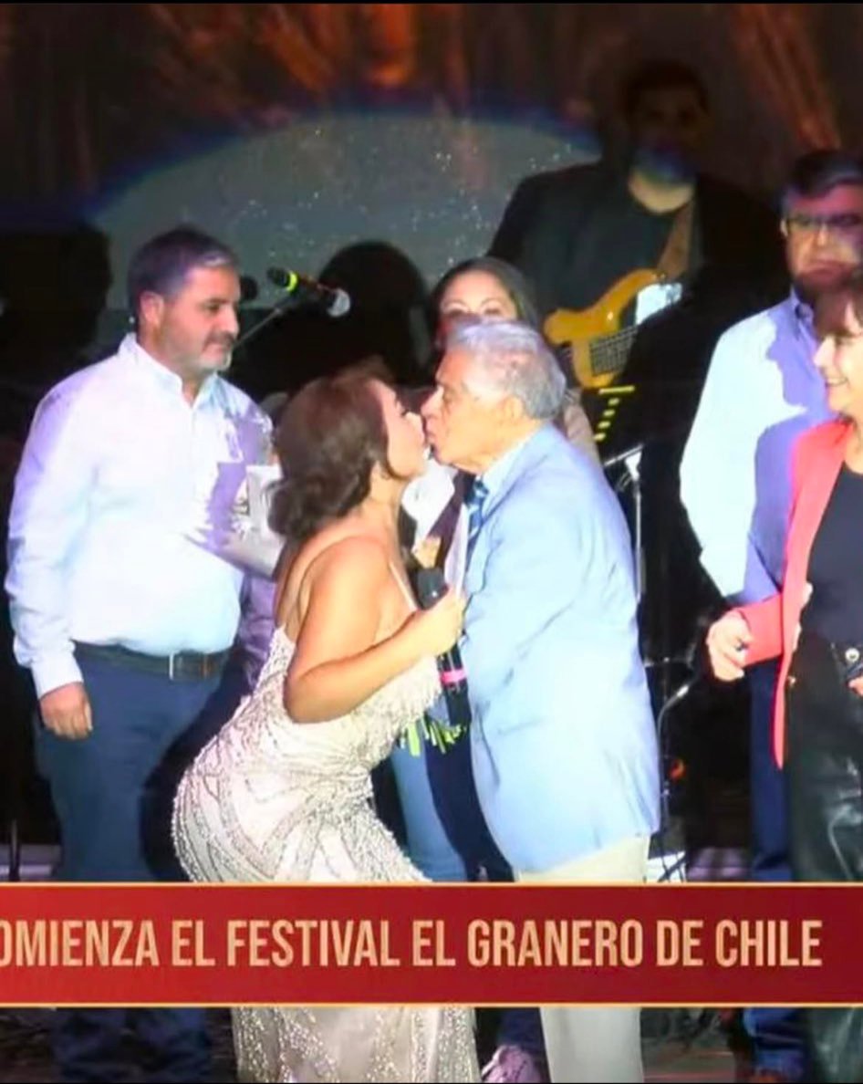 mutante321's tweet photo. @peleg_lewi @IsraelinChile 🟣Y @peleg_lewi felicitando al abuelito vitaminas y alcalde de @muni_traiguen, que atracó con #NayaFacil, símbolo del grupo Paramilitar fascineroso antimapuche @aprachile, pro @joseantoniokast. 
Cc: @GobiernodeChile / @PresidenteKast
#Ultraderecha #iliberalismo
#Temuco #Chile https://t.co/VHoP73Ch5p