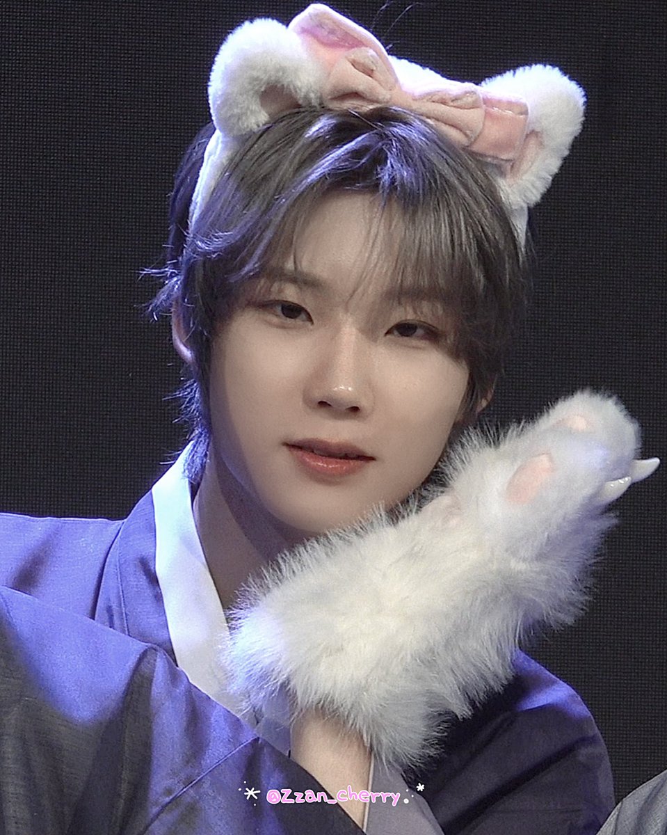 Zzan_Cherry's tweet photo. 260918 케이팝스토어

한복입은 아기 kitty 🐈🎀

#더윈드 #THEWIND #박하유찬 #PARKHAYUCHAN https://t.co/3QJDTYEkmS
