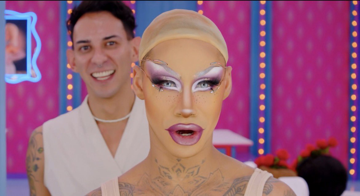 BbGasparin's tweet photo. No veo el family resemblance, diría la Michelle Rostro. 🤭

Eva se ganó su lugar en la final desde que terminó el maquillaje de Abby. 

#DragRaceMexico #LatinaRoyale https://t.co/WGdC5vN6EK