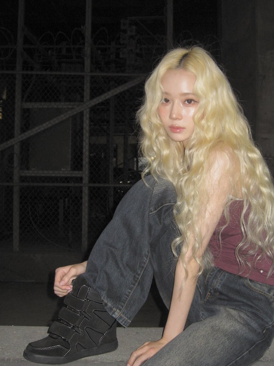 kmjmedias's tweet photo. WINTER WITH CURLY HAIR SHES SO GORGEOUS MY GODDD https://t.co/6cVTHQY8PQ