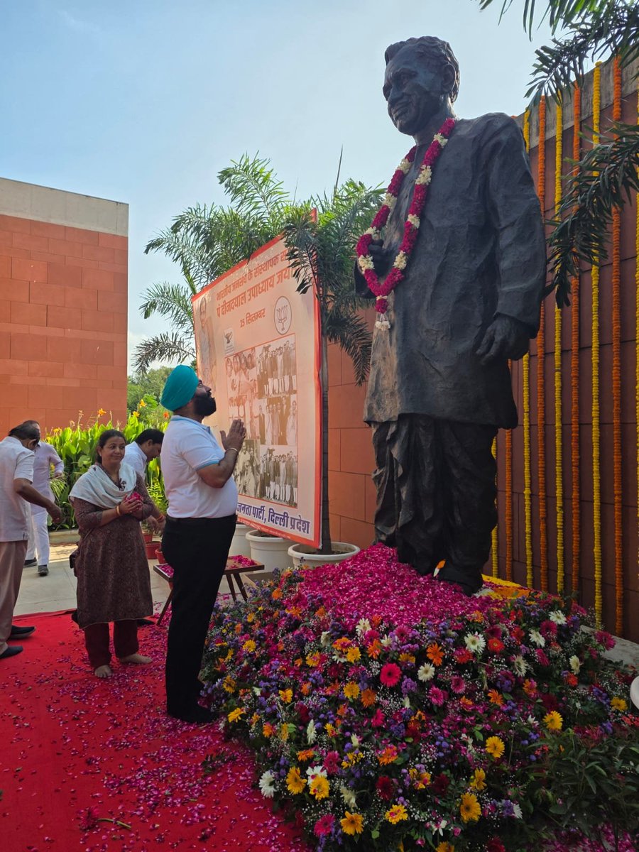singhgurmeetbjp's tweet photo. भारत माता के महान सपूत, एकात्म मानववाद एवं अंत्योदय दर्शन के प्रणेता, प्रखर राष्ट्रवादी और उत्कृष्ट संगठनकर्ता श्रद्धेय पंडित दीनदयाल उपाध्याय जी की जयंती पर उन्हें पुष्प अर्पित कर श्रद्धापूर्वक नमन किया।

इस अवसर पर राष्ट्रीय संगठन महामंत्री श्री बी.एल. संतोष जी, प्रदेश अध्यक्ष श्री हर्ष मल्होत्रा जी एवं प्रदेश संगठन महामंत्री श्री पवन राणा जी, सांसद एवं विधायकगण सहित भाजपा के राष्ट्रीय एवं प्रदेश स्तर के पदाधिकारियों ने भी पंडित दीनदयाल उपाध्याय जी को पुष्प अर्पित कर श्रद्धांजलि दी।

राष्ट्रसेवा, अंत्योदय और आत्मनिर्भरता के लिए उनके विचार एवं आदर्श सदैव हम सभी को प्रेरणा देते रहेंगे।

#PanditDeendayalUpadhyaya #BJP #BJPDelhi

@blsanthosh @narendramodi @NitinNabin @hdmalhotra @gupta_rekha @BansuriSwaraj @yogenderchando1 @PavanRanaRSS