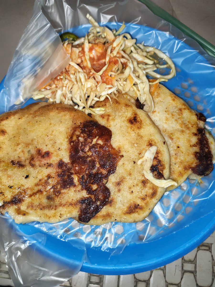 TeteGleonZ's tweet photo. Le hable a mis papás para contarles que acá aun hacen pupusas de 3 por $1... https://t.co/ldp1CnLmQG