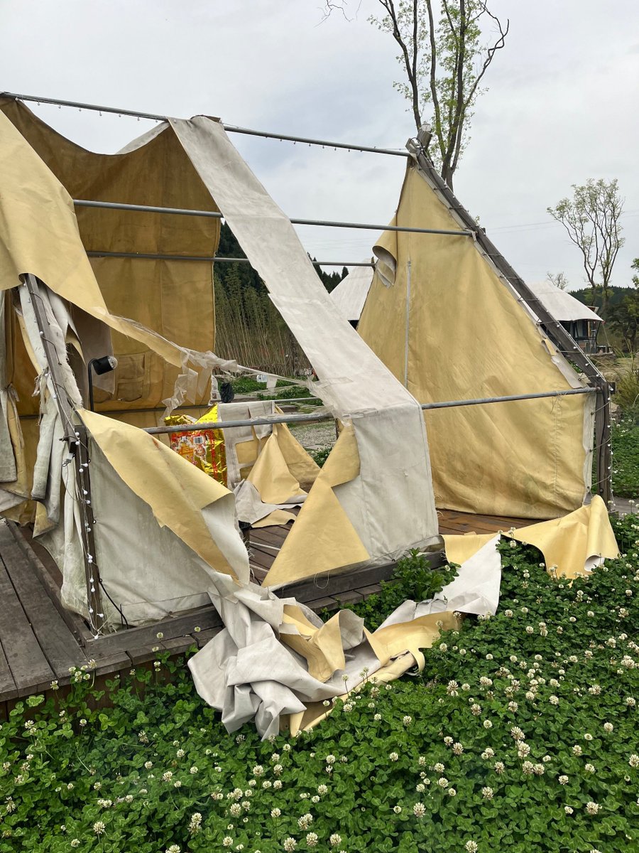 hohoho3xbu's tweet photo. [When camping, I accidentally burned the camping gear in the tent, my friends used the zinc-plated cylinder to put out the fire, and we tore the torn tent cloth into pieces to cover the camping supplies that weren't burned.] https://t.co/Kqg4AyZNI3