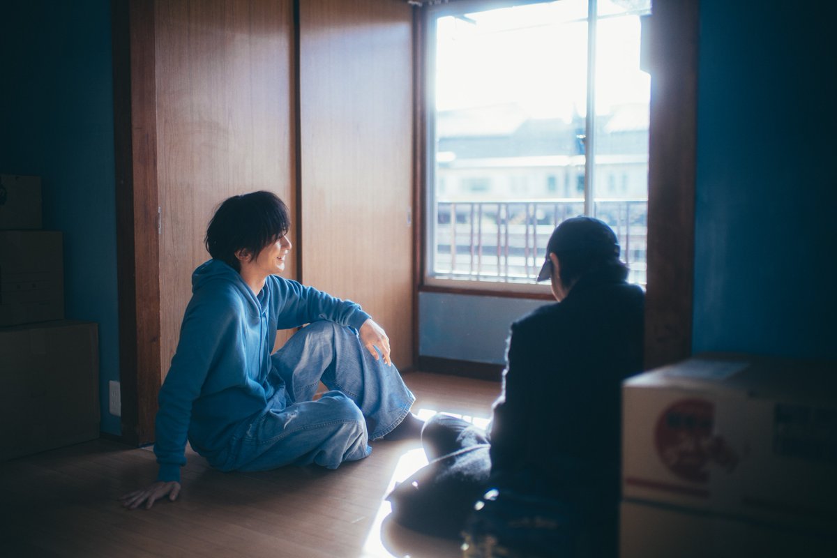 nanji_movie's tweet photo. 𝐏𝐫𝐨𝐝𝐮𝐜𝐭𝐢𝐨𝐧 𝐍𝐨𝐭𝐞⭐︎*･ﾟ
⠀
✦ 盟友
￣￣￣￣
監督・ #藤井道人 × 俳優・ #横浜流星
⠀
『青の帰り道』(18)から日本アカデミー賞3冠を成し遂げた『正体』(24)まで、映画・ドラマ・CM・MVとフィールドを問わずに共闘してきた正真正銘の盟友である二人。
⠀
横浜さんが「一緒にやりたい企画がある」と #凪良ゆう 先生の小説を藤井監督に送ったことから、映画『汝、星のごとく』は始まった。
⠀
藤井監督も、横浜さんの「櫂という役を生きたい」と思う気持ちを受け、こう明かしている。
「瀬々敬久監督の『春に散る』(23)ではボクシング、李相日監督の『国宝』(25)では歌舞伎を習得し、『汝、星のごとく』では15年という長い年月を背負い、映画の中で生きることに挑戦したいのだと。そうした想いが伝わってきて、断る理由はありませんでした」
⠀
▽プロダクションノート全編
https://t.co/LNIpBbwCrP
⠀
#汝星のごとく 10.9(金)公開