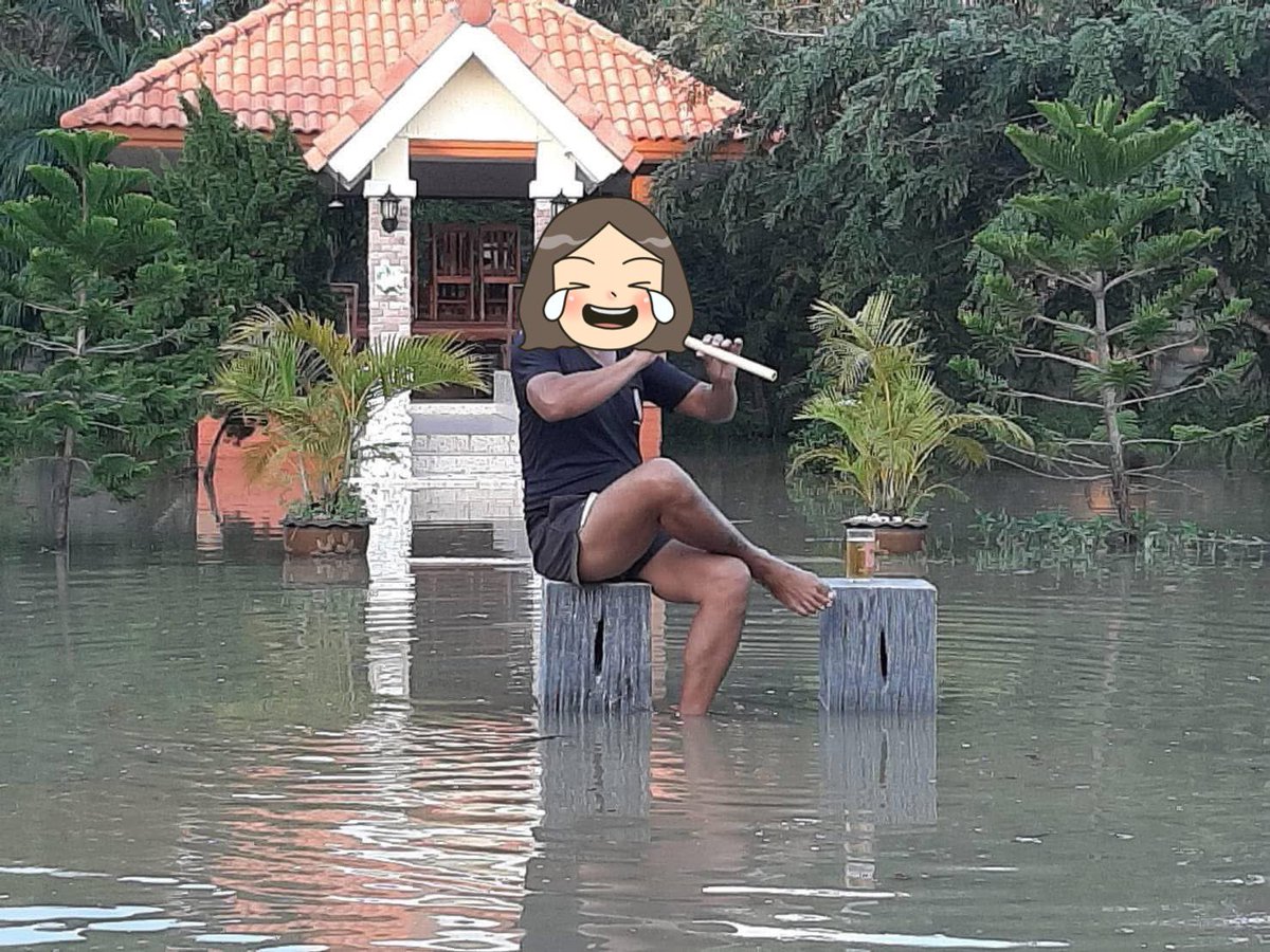 krataycomeback's tweet photo. มีคนบอกว่าเรานิสัยเหมือนพ่อ 
แล้วพวกแกดูพ่อฉัน 🤣🤣 
น้ำท่วมแต่พ่อยังติดตลก 
แล้วแม่คือคนถ่าย ขำจะขิต https://t.co/qjVHRynKPt