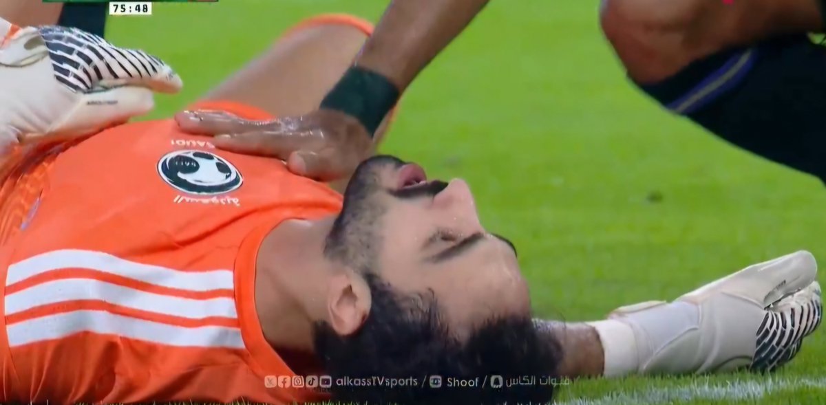 almshahraboazoz's tweet photo. عندما أصيب الكابتن الخلوق #سلمان_الفرج مع المنتخب سارع رئيس أتحاد كرة القدم لزيارته بالمستشفى ولانعلم هل حصل ذلك بسبب خوفه على منصبه من اللوبي الأزرق أو حصل ذلك أستشعار للمسؤولية والأنسانية❗️❓️ 
وعندما أصيب الحارس الشجاع #نواف_العقيدي مع المنتخب لم نشاهد رئيس أتحاد القدم يزوره بالمستشفى ويتطمّن على حالته الصحية ويطمّن الجماهير عليه‼️
ماهذا الكيل بمكيالين بين لاعبي المنتخب الوطني...ومماذا يخاف  رئيس أتحاد كرة القدم #الرزيزاء 
لو زار نواف العقيدي وتطمّن عليه وطمّن الجماهير الرياضية❗️❓️