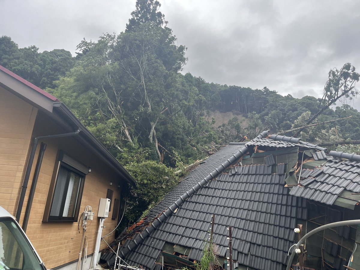 melonmelomelo's tweet photo. @kumagai_chiba 鴨川市西町です。昨日、市役所に罹災証明書を依頼に行きましたが、発行できないと言われました。家は今のところ残っていますがこんな危機的状況で、しかも雨がまた降りそうで、子供と一緒にここには住めません。山崩れの総合判断で救済措置えお何とかお願いしたいです。 https://t.co/jKPCnLYbZO