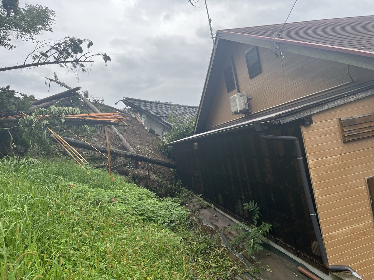 melonmelomelo's tweet photo. @kumagai_chiba 鴨川市西町です。昨日、市役所に罹災証明書を依頼に行きましたが、発行できないと言われました。家は今のところ残っていますがこんな危機的状況で、しかも雨がまた降りそうで、子供と一緒にここには住めません。山崩れの総合判断で救済措置えお何とかお願いしたいです。 https://t.co/jKPCnLYbZO