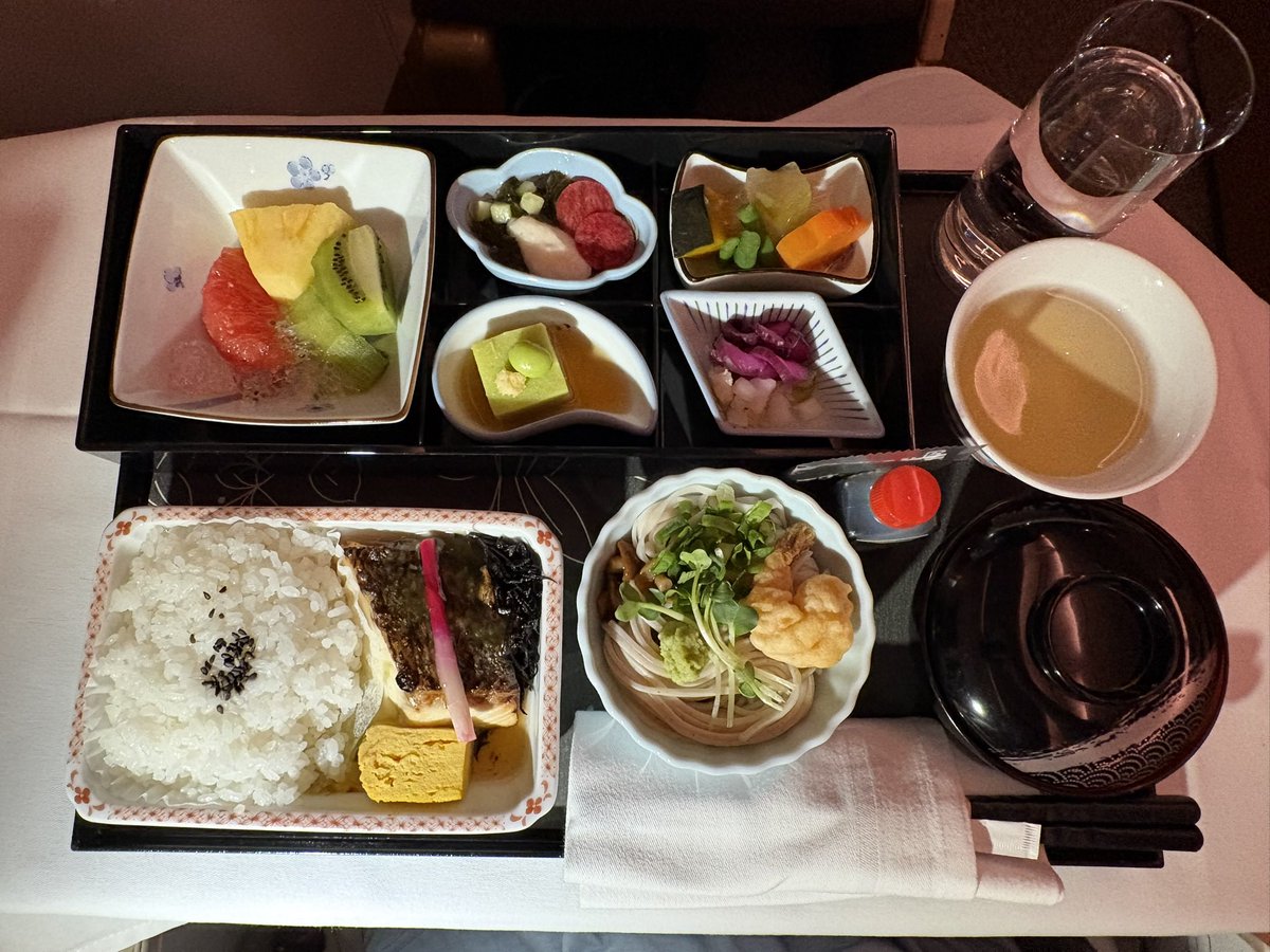 travel_tokoki's tweet photo. エミレーツ ビジネスクラス
懐石料理

#Emirate #ビジネスクラス
#旅行記 #ANA #飛行機 #航空 #空港 #スターアライアンス #StarAlliance  #JAL #airline #airports https://t.co/fgeHXqjapU