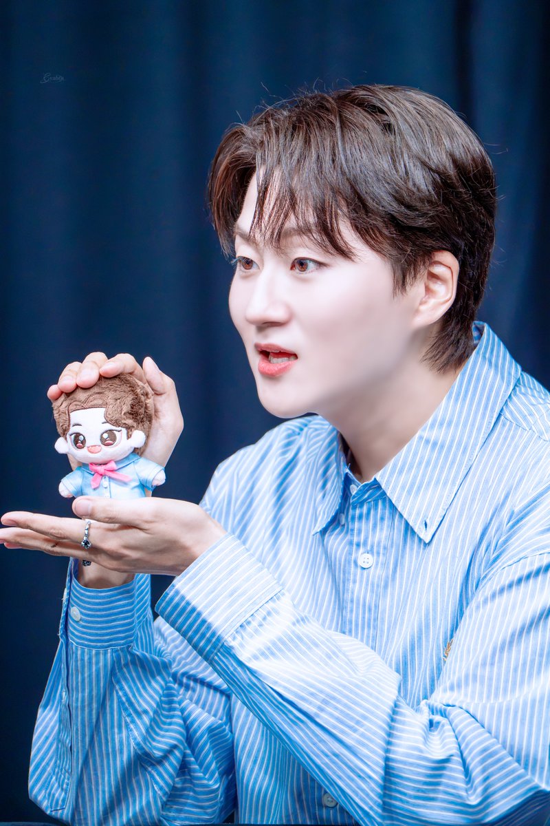 syabto1's tweet photo. 260923 제이제이 뮤즈 팬사인회 - 조민규 

?? : 나는 쫌밍규.. 나의 본체를 소개하지...

 #조민규 #CHOMINGYU #포레스텔라 #forestella https://t.co/PBxpw3GPpd