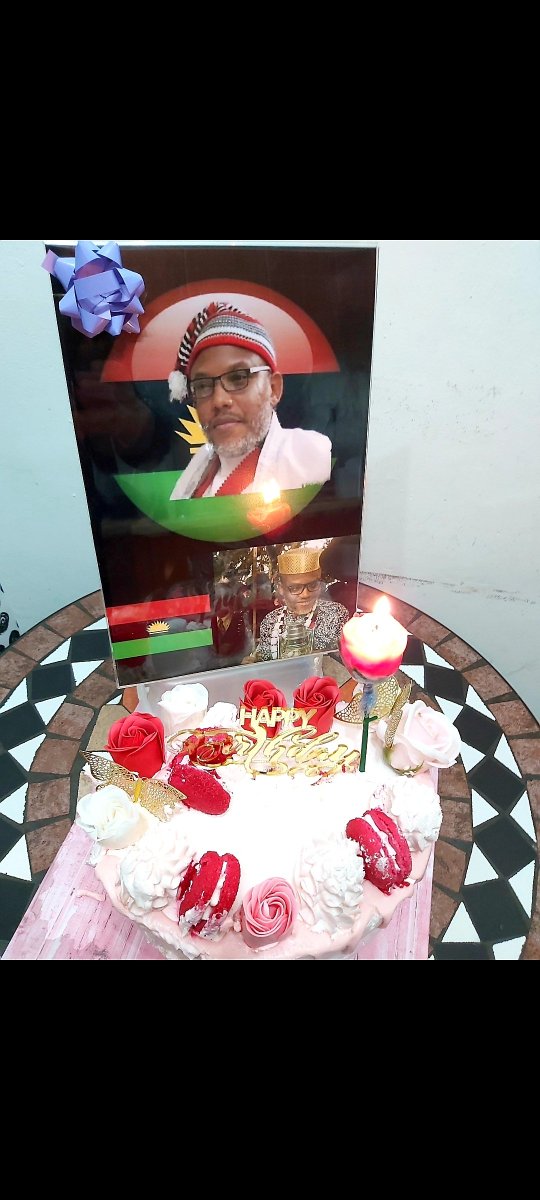 ObiJYkKg6QGWMAD's tweet photo. One man speaking on his radio station in Britain, asking people to bring pen and paper,teaching them their history,calling for freedom.He made them all to follow.Happy birthday my dear leader.May you be free soon and live longer to see the freedom of Biafra.Many happy returns🎂 https://t.co/4vzrda6awe