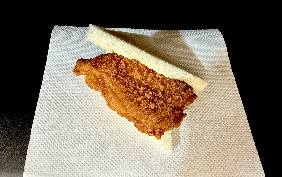 mihiro3's tweet photo. 海外の人が日本に来たら
まずファミマへ行って、

『たまごサンドにファミチキを挟む』

という謎の儀式がSNSで流行ってるらしい。

ジャスティン・ビーバー発祥とも聞いたが、そこはよう分からん🤣
そして今さら私も参戦。

ファミチキを買う。
たまごサンドを開く。
挟む。

……。

なんやこれ。悪魔的に美味いやないか！

ふわふわ玉子
＋マヨのコク
＋ファミチキの塩気
＋衣のザクザク。

そら日本来たらこれ食うわ😂

ちなみに今回の仕様で
約430kcal前後。

美味さと引き換えに
カロリーが静かに肩へ手を置いてくる。

でもこれはもうしゃーない。
親子丼ならぬ、親子サンド。

流行から随分と遅れて食ってる気もするが、美味いもんに時差はない🤣

#ファミチキ
#たまごサンド
#ファミチキたまごサンド
#親子サンド
#ファミマ
#悪魔的美味さ