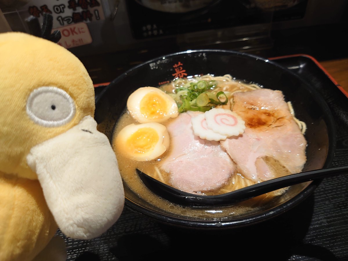 tabikodakku's tweet photo. 旅コダック南紀白浜ランチ
白良浜の通り沿いにあった美味しそうならーめん屋さん、らーめん幕末✨
和歌山ラーメンとっても美味しい！🥰
醤油系なんですけどいろいろ炊き込んでる味わいがします、また食べたい😇 https://t.co/ypXMkPJaBk