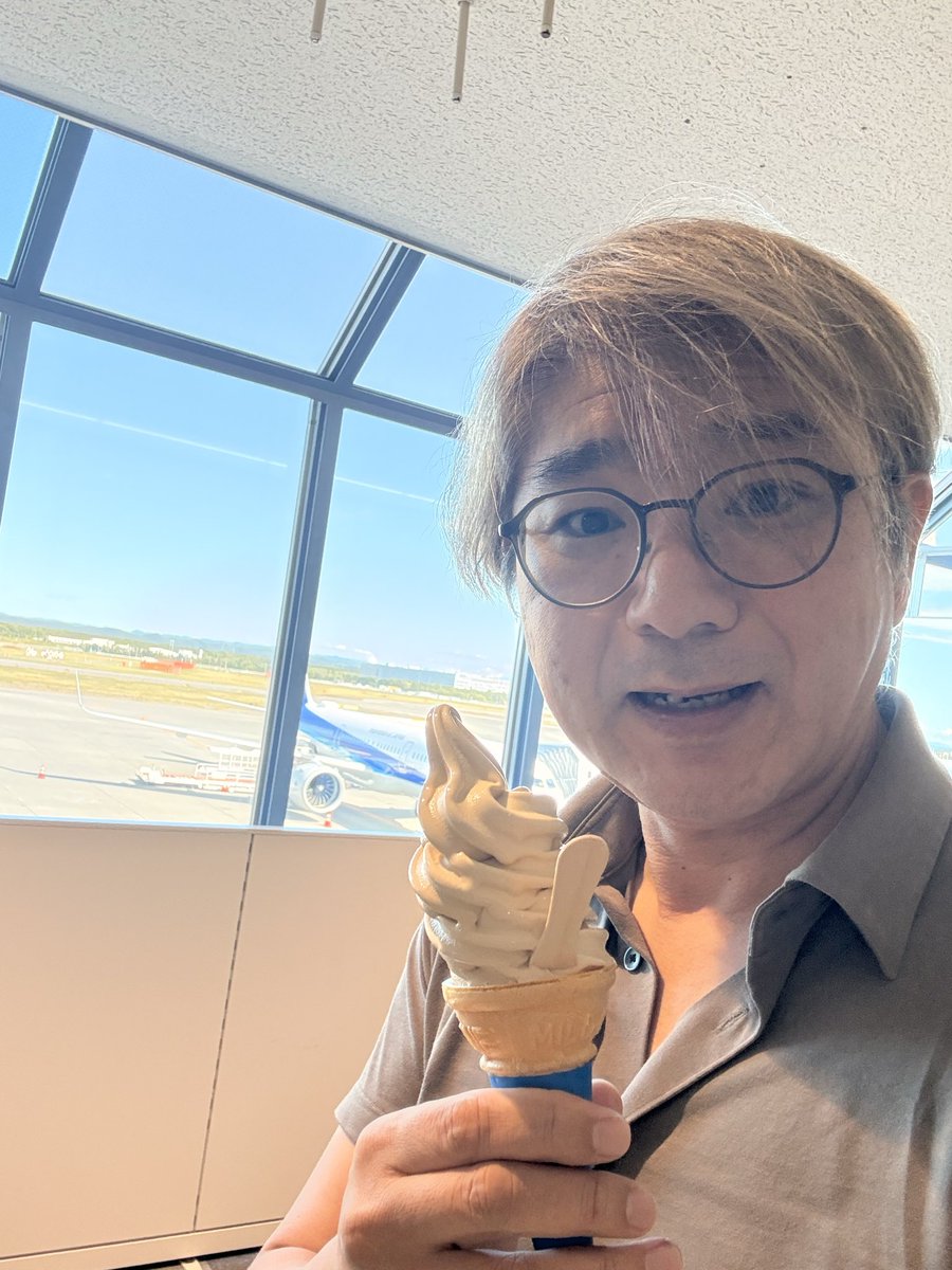 Shu_Kito's tweet photo. 新千歳空港にいます。仙台行きのトランジットです。次の便まで1時間ほどだったので、札幌ラーメンはあきらめて、そのまま国内線乗り継ぎ口に行きました。

すると、目の前に雪印のソフト✨

このコーヒー牛乳が懐かしくなって、思わず1つ買ってしまいました。

するとその横にはサッポロクラシックのPOPも。

北海道限定なんて書いてあるんですもん。仕方ないですよね、笑

みんなへのお土産は「博多通りもん」にしてみました。

明日、持って行きますね。

実は今回の移動は、急遽ルートを変更したのですが、

消費マイルはそのままで、15000円ほど交通費を節約できました。

マイルは、貯めるよりもどう賢く使うか？

こっちの方が数倍大切です。

一般的にはマイルをいかに貯めるか？その方法にフォーカスされがちなのですが、

僕らのポイ活マイル倶楽部は、その先を行っています。

なぜなら僕らと同じことをやれば、マイルは必ず貯まるから。

明日は仙台セミナーでこんなこともお話ししようと考えています。