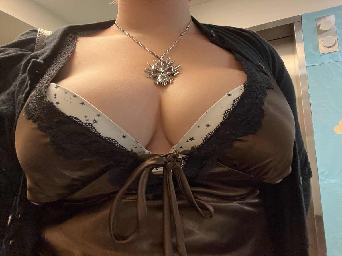z3z3bear's tweet photo. #boobage https://t.co/6GtdlsicdN