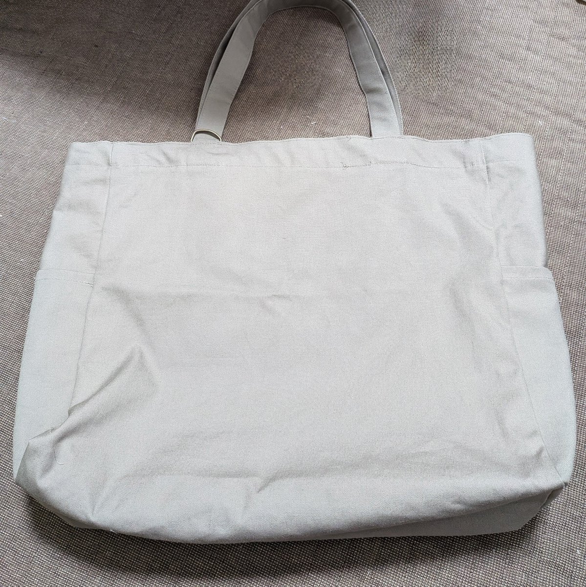 aileen_k_a's tweet photo. 縫製の仕事をしている母に、コンサート行くとき用のバッグ縫ってもらったー！（裁断は自分）
うちわ用の仕切りに、チケットファイルが入るポケットつけて、両サイドにペンラとペットボトルのホルダー装着。ただ、思ったよりだいぶ地味だから、もっとカワイイ生地にすればよかった⋯ https://t.co/LfoYAa39Ce