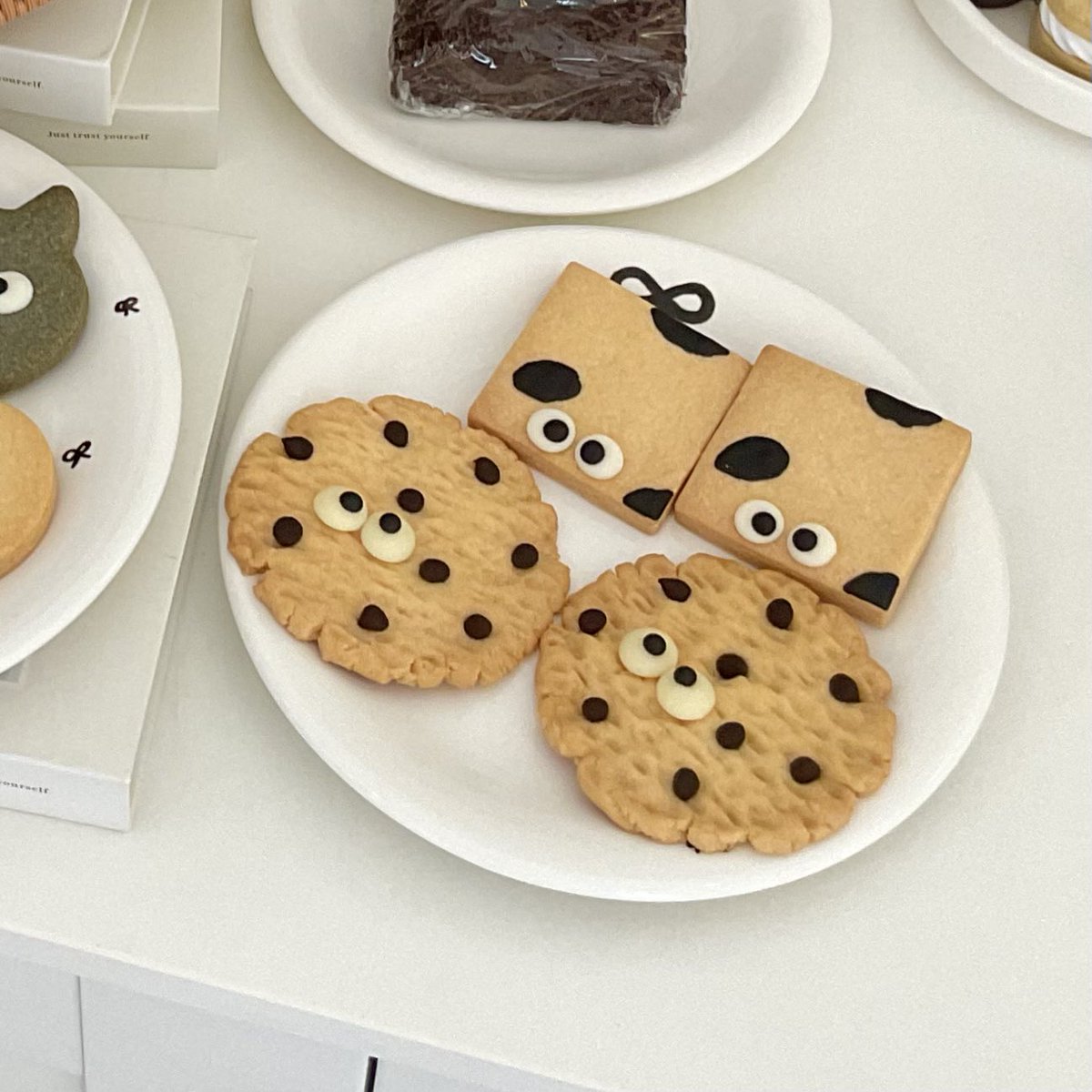 kogumaitancafe's tweet photo. 🧸新作のガシャポン、店頭に設置いたしました🌟

本日は“チョコチップクッキー”と“牛柄クッキー”も販売しております❕🍪
ぜひガシャポンとクッキー、一緒に撮影してみてください📸

#こぐまいたんカフェふわふわ巾着 #こぐまいたんカフェ #ガシャポン #ガチャガチャ #推し活カフェ https://t.co/vPwEGTHJ7x