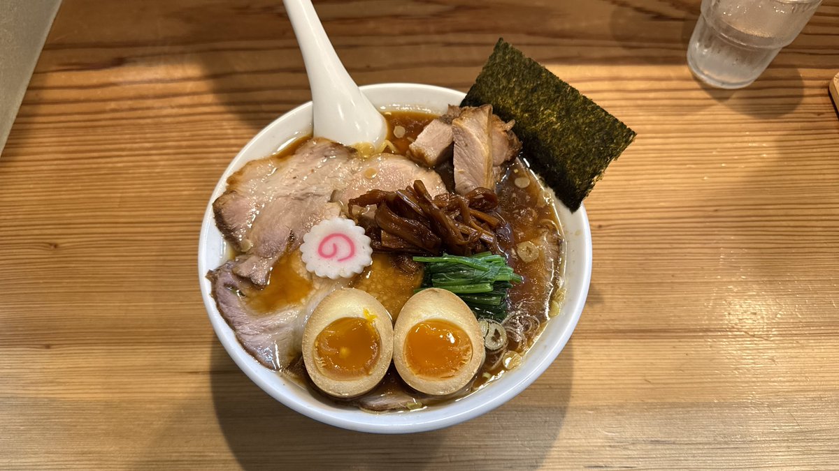 21_p_aimar's tweet photo. 北関東名店巡りを終え帰路の途中春日部で一泊
翌朝に念願のオランダ軒さんへ

しょうゆチャーシューメンに玉子
濃厚動物系と生姜のバランスが心地よいスープ
むちゃくちゃ好みの味☺️
すこし縮れた麺と柔らかく旨味が強いお肉が大変美味しい
しっかり��の入ったメンマも美味い

ごちそうさまでした https://t.co/GnQKUUT5Lf