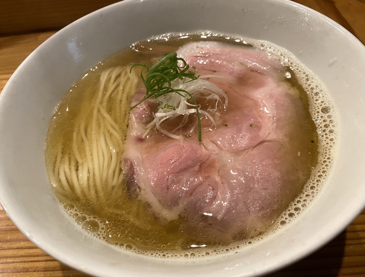 sasamaru1's tweet photo. いりこ1200円@「呼白」広島市
人気店へ初訪w
開店30分前到着で、ギリ一巡目の6番手。
うん、メッチャ旨！
程よくイリコが効いた穏やかなスープ。
柔めに茹でた細麺は、スープとよく馴染んでる。
看板メニューは醤油みたいだが、最近なぜか鶏醤油系は避けてるな（苦笑） https://t.co/tI5sVMerR5