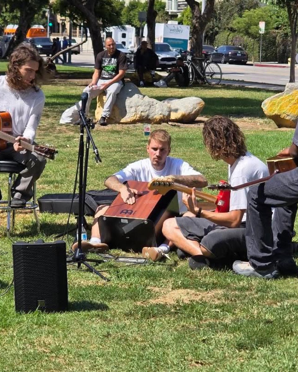 aboutbieberbra's tweet photo. Justin Bieber no MacArthur Park em Los Angeles, Califórnia. (22/09) https://t.co/LlgYOM7EU1