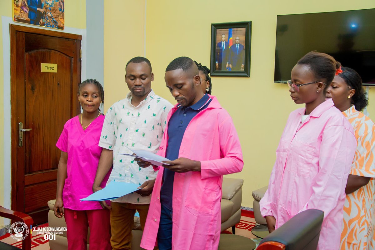 InfosSur01's tweet photo. RDC : salaires, primes, matricules et emploi, les sages-femmes soumettent 12 revendications aux autorités

Les sages-femmes de la République démocratique du Congo sollicitent l’appui des autorités provinciales et locales pour faire parvenir au Gouvernement central leurs principales revendications socioprofessionnelles. Dans un mémorandum , elles demandent notamment la régularisation de leur situation salariale et administrative, l’amélioration de leurs conditions de travail ainsi qu’un mécanisme permanent de dialogue avec les autorités compétentes. 

Dans ce document adressé au gouverneur de province, au maire de la ville et à l’administrateur du territoire, les professionnelles de la santé expliquent que leur démarche se veut « pacifique, professionnelle, responsable et républicaine ». Elles souhaitent attirer l’attention des pouvoirs publics sur les difficultés auxquelles elles disent être confrontées dans l’exercice de leur métier.

Le mémorandum rappelle le rôle des sages-femmes dans la surveillance de la grossesse, l’accouchement, les soins postnatals et néonatals, la planification familiale ainsi que la prévention et l’orientation des urgences obstétricales. Les signataires soulignent également leur participation à la mise en œuvre de la politique de gratuité de la maternité. 

Au cœur de leurs préoccupations figurent d’abord les questions de rémunération. Les sages-femmes demandent notamment le déblocage des alignements à la prime de risque et la prise en compte du « 70 % restant » évoqué dans leurs engagements, ainsi que la régularisation de la situation des professionnelles déjà matriculées mais toujours non payées. 

Elles réclament également l’admission sous statut et l’attribution de matricules aux nouvelles unités remplissant les conditions requises. Le document fait aussi état d’une demande de reprise et de finalisation du processus d’avancement en grade, certaines sages-femmes affirmant n’avoir connu aucune progression de carrière depuis plusieurs années malgré leur ancienneté. 

Une autre préoccupation concerne les jeunes diplômées sans emploi. Les sages-femmes proposent la mise en place d’un mécanisme transparent de recrutement et de déploiement, basé sur les besoins réels des provinces, villes, territoires et zones de santé, particulièrement dans les milieux ruraux et difficiles d’accès. Elles demandent aussi l’application effective de la prime de brousse. 

Le mémorandum évoque par ailleurs la situation des doyennes sages-femmes, dont les signataires souhaitent voir finaliser le dossier de retraite honorifique. Elles plaident également pour une meilleure organisation de la prime liée à la gratuité de la maternité et pour la création d’une sous-commission consacrée spécifiquement aux questions relatives à leur statut, leur carrière, leur rémunération et leurs conditions de travail. 

Au-delà des revendications financières et administratives, les professionnelles proposent la création d’un cadre national permanent de dialogue et de suivi avec les ministères et administrations concernés. Elles souhaitent notamment que chaque dossier fasse l’objet d’un état des lieux précisant les éventuels blocages, les institutions responsables, les mesures correctives et les échéances de résolution. 

Les autorités provinciales et locales sont, de leur côté, appelées à jouer un rôle de relais. Les sages-femmes leur demandent de prendre officiellement acte du mémorandum, de le transmettre aux institutions nationales compétentes et d’appuyer leur plaidoyer auprès du Gouvernement central. 

Cette démarche intervient dans un contexte où la santé maternelle et néonatale demeure un axe important de la politique sanitaire congolaise. Le Gouvernement affirme poursuivre le déploiement de la gratuité des accouchements et des soins du nouveau-né, tandis que des partenaires comme l’UNFPA soutiennent notamment le renforcement des compétences des sages-femmes.