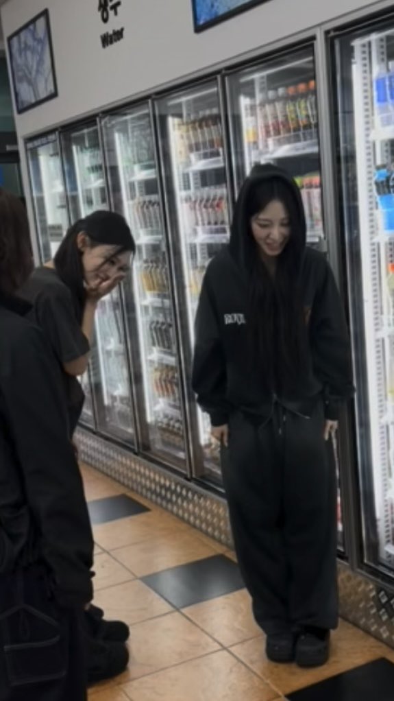mminnaa0's tweet photo. 미나미 평소엔 그냥 헐렁헐렁한 오버핏 반팔 입고다니는거 너무 좋네,, 경은이 후드모자 뒤집어 쓴 것도 너무 훈내나 https://t.co/suWn6hU3B6