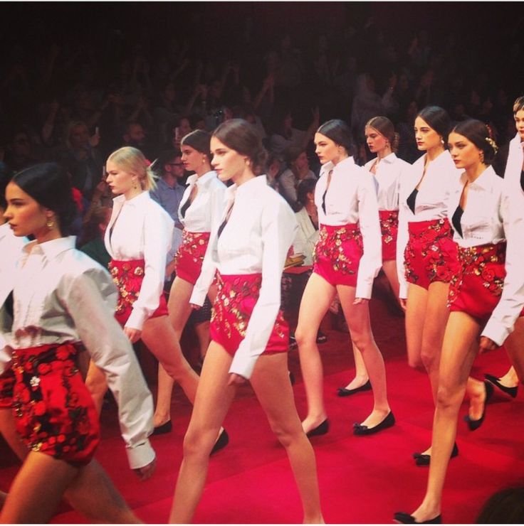 alyycreator_13's tweet photo. A runway full of elegance, confidence &amp; timeless beauty. ✨❤️ #Model #trending https://t.co/OUxa7xitZL